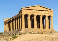 Immagine diurna del Tempio della Concordia ad Agrigento (Sicilia) - Notevole di notte ma decisamente imponente di giorno. Questo luogo di culto costruito nel 430 a.C. rappresenta il perfetto ...