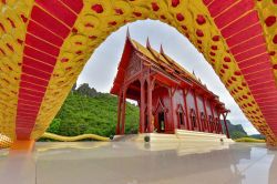 Il tempio di Ao Noi nei pressi di Prachuap Khiri Khan, Thailandia: il wat all'ingresso è costruito interamente in legno. 

