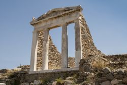 Tempio di Iside a Delos, Grecia. Costruito su una collina all'inizio del periodo romano, questo tempio in stile dorico venerava la trinità di Iside, Serapide e Anubi
