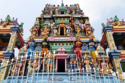 La Gopuram, ovvero la torre tipica di molti templi indù. In questa foto il tempio di Kali Amman a Negombo, nello Sri Lanka.


