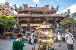 Il tempio di Longshan nella downtown di Taipei, Taiwan. Il più antico tempio di Taipei risale al 1738. E' un esempio di fervore religioso: attorno alla statua della dea Guanayin, ...