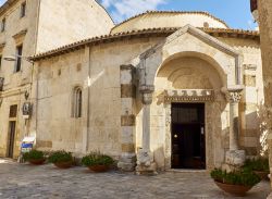 Il tempio di San Giovanni al Sepolcro a Brindisi, Puglia. Situato nel centro storico di Brindisi, questo edificio religioso romanico è chiuso al culto ma aperto al pubblico per visite ...