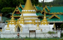 Il bel tempio di Wat Jong Kham e Jong Klang sul lago Nong Jong Kham a Mae Hong Son, Thailandia. Questi due edifici sacri in stile birmano sorgono vicino al centro della città  - amnat30 ...