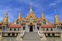 Il tempio di Wattangsai (o Phra Mahathat Chedi Pakdepregrad) a Bang Saphan, provincia di Prachuap Khiri Khan, sud della Thailandia. Situato sul monte Thongchai, è caratterizzato da pittoresche ...