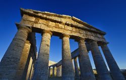 Tramonto a Segesta, gli ultimi raggi di sole illuminano il frontone del Tempio Greco. L'area archeologica di Segesta si trova nel comune di Calatafimi, in provincia di Trapani, ...