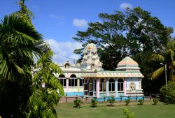 Tempio hindu a Pereybère, Mauritius, immerso nella vegetazione rigogliosa.

