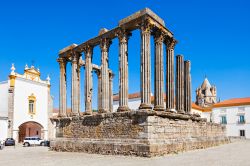 L'antico tempio romano di Evora, Portogallo. Noto anche come Tempio di Diana, è uno dei più antichi della città portoghese. Eretto attorno al II°-III° secolo ...
