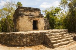 Un tempio maya presso il sito archeologico di San Gervasio, nel cuore dell'isola di Cozumel (Messico) - foto © Shutterstock.com