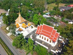 Il tempio Wat Huay Mongkol a Hua Hin fotografato dall'alto: siamo nella provincia di Prachuap Khiri Khan in Thailandia. E' un dei luoghi più sacri per i fedeli buddhisti che ogni ...