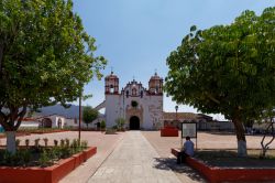 Il Templo de la Preciosa Sangre de Cristo, construito nel 1518 a Teotitlán del Valle, nella regione delle Valles Centrales, a 31 km da Oaxaca - © Miroslaw Skorka / Shutterstock.com ...