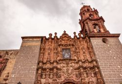 Il Templo de San Francisco a San Miguel de Allende. La facciata della chiesa è in stile barocco churriguerresco - © Bill Perry / Shutterstock.com