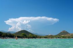 Un temporale sulla Corsica, formatosi alle spalle della spiaggia bianca di Santa Giulia, che si trova a sud di Porto Vecchio - © bensliman hassan / Shutterstock.com