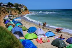 Tende di giovani sulla spiaggia Vama Veche Beach nel nord della Romania - © ELEPHOTOS / Shutterstock.com