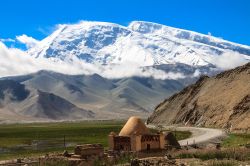 Tende Yurta sulle rive del lago Karakul nella regione di Kashgar in Cina