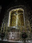 Lo spettacolare retablo argenteo del Santuario del Cristo, al cui centro è custodito un antico crocifisso in legno brunito. Isola di tenerife (Canarie).