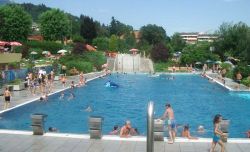 Terassenbad Jenbach: la piscina nel cuore della montagna - il Terassenbad Jenbach è un grande parco acquatico situato a Jenbach, tra le montagne tirolesi dell'Austria. Questa bella ...