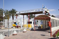 Terminal di confine fra Aqaba in Giordania, e Eilat, Israele. Attualmente questa cittadina è uno dei tre punti di entrata e uscita fra i due paesi in cui transitano turisti provenienti ...