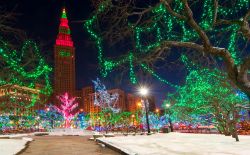 Terminal Tower e Public Square a Cleveland (Ohio) durante il Natale by night - © Kenneth Sponsler / Shutterstock.com