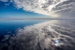 Terra del sole di mezzanotte, Spitzbergen, Norvegia. Spitsbergen è l'isola più estesa delle Svalbard dove si concentra anche la maggior parte della popolazione dell'arcipelago.
 ...