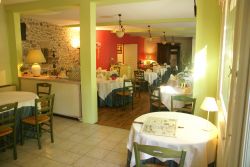 Terrazza e sala ristorante all'Hotel Les Charmilles di Beaulieu-sur-Dordogne, Francia - © steve estvanik / Shutterstock.com