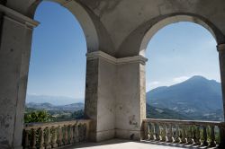 Terrazza panoramica nel cuore del borgo medievale di Civitella del Tronto in Abruzzo.