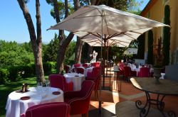 La terrazza del ristorante al primo piano dell'Hotel Le Mas Candille a Mougins