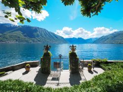 Una terrazza sul lago di Como a villa del Balbianello, Lenno, Lombardia. Questa suggestiva villa costruita nel 1787 è stata location di alcune pellicole cinematografiche fra cui Star ...