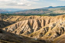 Terreni argillosi a calanchi nei dintorni di Biancavilla in Sicilia.