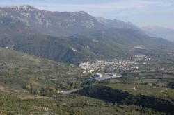 Il territorio di Popoli, Abruzzo: siamo nella Comunità Montana della Maiella e del Morrone, fra il basso corso dell'Aterno e il massiccio della Maiella.
