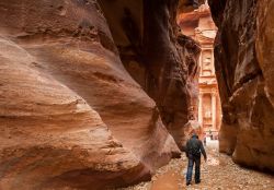 Il tesoro di Petra compare al termine della gola del Siq, una emozione indescrivibile - © Yongyut Kumsri / Shutterstock.com