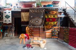 Il villaggio di Teotitlán del Valle, 30 km a est di Oaxaca, è famoso per i suoi tessuti artigianali - © Kelli Hayden / Shutterstock.com