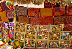 Tessuti con design mola in vendita nell'arcipelago San Blas, Panama. Motivi floreali e geometrici decorano le stoffe vendute dalle donne kuna.

