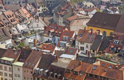 I tipici tetti a punta degli edifici del centro di Friburgo in Brisgovia (Freiburg im Breisgau), cittadina situata nella Valle del Reno in Germania - foto © katatonia82 / Shutterstock.com ...
