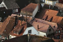 Una veduta dall'alto dei tetti di Kaysersberg (Francia). In questa città nacque nel 1875 il Premio Nobel per la Pace dott. Albert Schweitzer - foto © Bildagentur Zoonar GmbH ...