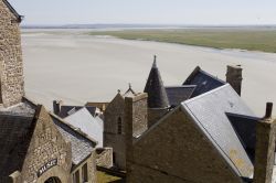 I tetti degli edifici di Mont-Saint-Michel con l'alta marea, Normandia, Francia - © rui vale sousa / Shutterstock.com