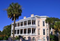 La zona conosciuta con il nome di The Battery a Charleston, South Carolina, è ricca di eleganti case ed edifici storici - foto © StacieStauffSmith Photos/ Shutterstock.com