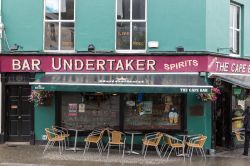 The Cape Bar e la Undertaker public house nel centro di Wexford in Irlanda. - © Martin Good / Shutterstock.com
