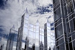 "The City In The Sky", noto anche come PPG a Pittsburgh, Pennsylvania (USA). Questo complesso è composto da sei edifici all'interno di tre isolati e di cinque ettari e mezzo ...