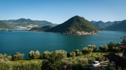 The Floating Piers: l'installazione dell'artista Christo sul Lago d'Iseo, che tra il 18 giugno e il 3 luglio 2016 permetteva di raggiungere a piedi su una passerella galleggiante ...