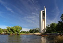 The National Carillon in Canberra, Australia - Si trova sull'isola Aspen e rappresenta il polo gestito dalle Autorità Nazionali. Questo fu donato dalla Britannia per volere della ...