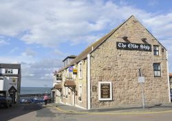 The Olde Ship sulla strada principale di Seahouses, Northumberland, Inghilterra. Uno dei più tipici locali gastronomici di questa cittadina - © Peter Moulton / Shutterstock.com