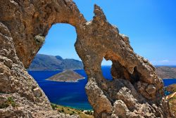 The "Palace" ("Palatia"), una delle più note formazioni rocciose dell'isola di Kalymnos, Grecia.



