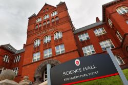 The Science Hall nel campus dell'università del Wisconsin a Madison, USA. Questo storico edificio ha forma ad U ed è stato costruito in stile romanico - © Jay Yuan / Shutterstock.com ...