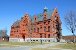 The Williams Science Hall all'Università del Vermont, Stati Uniti. Ha una caratteristica facciata in mattoni rossi questo edificio che accoglie al suo interno anche il dipartimento ...