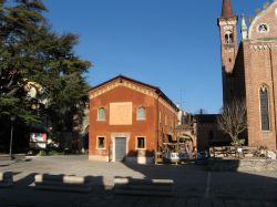 Thiene la casetta rossa vicina all'ominina chiesa nel centro della città - © wikipedia