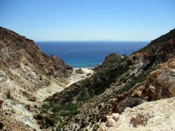 Thiorichia: la spiaggia di Thiorichia si raggiunge da Zefiria, l'antica capitale di Milos, percorrendo circa 5 km di strada sterrata fino a giungere all'antica miniera.
