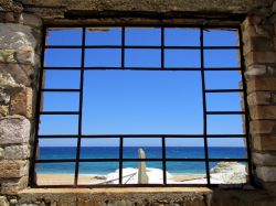 La spiaggia di Thiorichia, Milos: gli abitanti locali la conoscono con questo nome, ma per i turisti è più comunemente nota come Sulphur Mine, per via della presenza dell'antica ...
