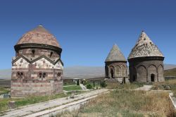 Three Kumbets a Erzurum, Turchia: si tratta di tre tombe coniche di epoca selgiuchide.
