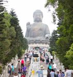Il Tian Tan Buddha presso il Po Lin Monastery, sull'isola di Lantau a Hong Kong. La statua è alta 23 metri e pesa 202 tonnellate - © Evgenia Bolyukh / Shutterstock.com