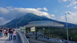 Tifosi a piedi e in auto si dirigono verso lo stadio di Monterrey, Messico, per una partita di calcio del Rayados - © Luke.Travel / Shutterstock.com